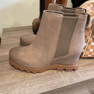 Brand new sorel wedge boots. Size 7.5